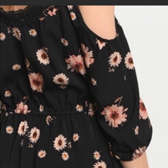 Beautiful Black cold shoulder floral romper - Picture 5 of 6
